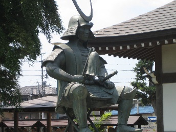 太田氏資の像